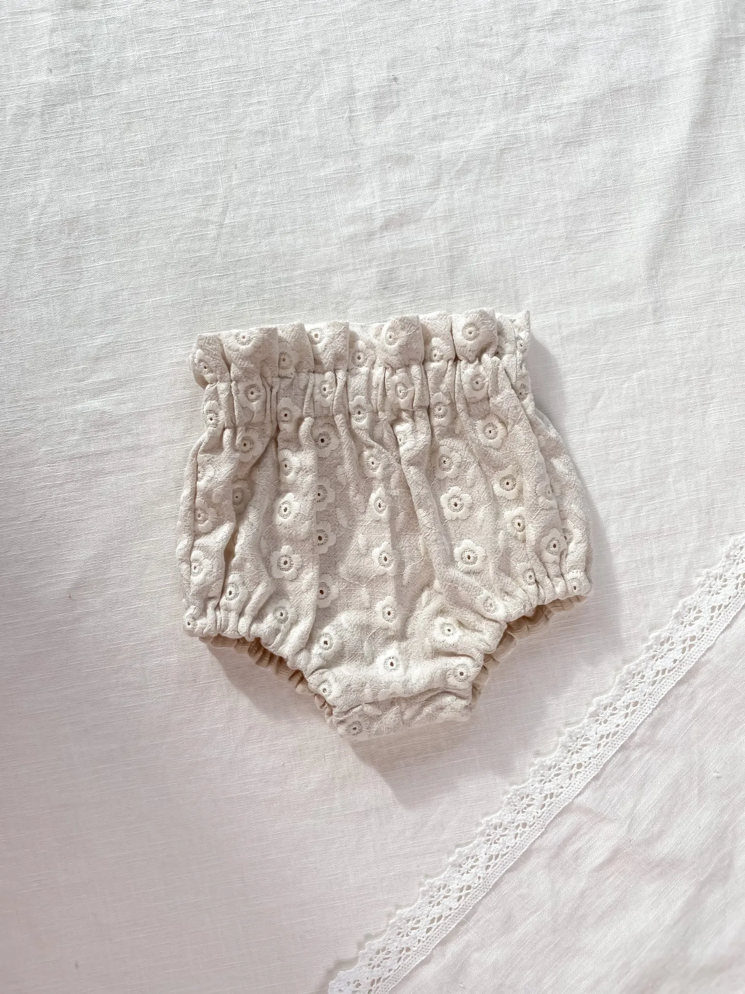 Bloomers / embroidered floral linen - ecru